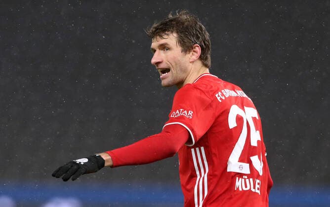 Thomas Müller talking pointing gesticulating action upper body upper body ghost Corona sport football soccer DFL Bundesliga men season 2020 2021 05 02 2021 Hertha BSC Berlin vs FC Bayern Munich FCB