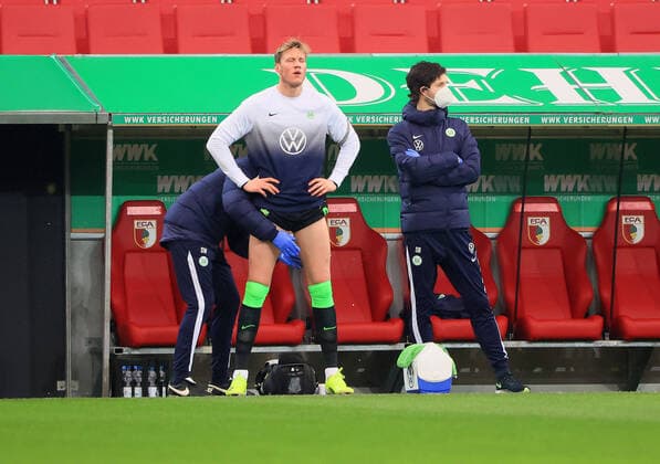 Bilder des Jahres 2021, Sport 02 Februar Sport Themen der Woche KW05 Sport Bilder des Tages Augsburg vs. VfL, 1. BL Augsburg, 06.02.2021, FUßBALL - FC Augsburg vs. VfL Wolfsburg, 1. BL, Saison 2020 21, BayArena. Bild zeigt: Wout Weghorst (VfL Wolfsburg), Mannschaftsarzt Dr. Stephan Bornhardt (VfL Wolfsburg) Augsburg *** Augsburg vs VfL, 1 BL Augsburg, 06 02 2021, FOOTBALL FC Augsburg vs VfL Wolfsburg, 1 BL, season 2020 21, BayArena picture shows Wout Weghorst VfL Wolfsburg , team doctor Dr Stephan Bornhardt VfL Wolfsburg Augsburg