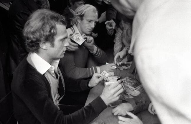 02 10 77 Autograph session company Leonberger Hoeneß brothers Germany, Leonberg, 02 10 1977, Football, Bundesliga, Autograph session company Leonberger Hoeneß brothers v l Uli Hoeneß FC Bayern Munich , Dieter Hoeneß VfB Stuttgart
