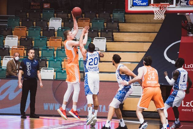 easyCredit BBL 16 Matchday RASTA Vechta vs FRAPORT SKYLINERS, 06 02 2021 Bjoern Thomas Rohwer RASTA Vechta, 22 , Rasheed Lee Moore FRAPORT SKYLINERS, 20 easyCredit BBL 16 Matchday RASTA Vechta vs FRAPORT SKYLINERS on 06 02 2021 in Vechta RASTA Dome , Germany, Copyright: xBEAUTIFULxSPORTS Neddermannx