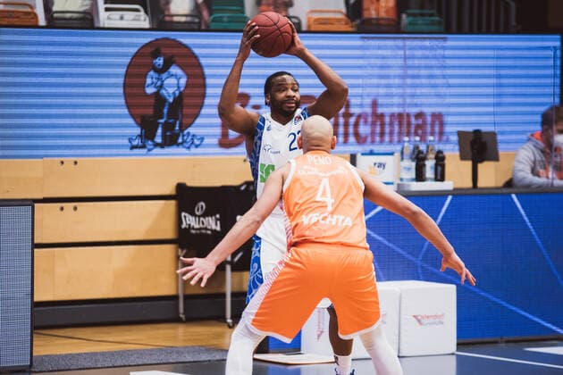 easyCredit BBL 16 Matchday RASTA Vechta vs FRAPORT SKYLINERS, 06 02 2021 Quantez Robertson FRAPORT SKYLINERS, 23 , Stefan Peno RASTA Vechta, 4 easyCredit BBL 16 Matchday RASTA Vechta vs FRAPORT SKYLINERS on 06 02 2021 in Vechta RASTA Dome , Germany, Copyright: xBEAUTIFULxSPORTS Neddermannx