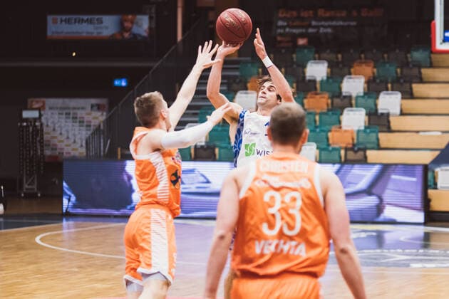 easyCredit BBL 16 Matchday RASTA Vechta vs FRAPORT SKYLINERS, 06 02 2021 Joe Rahon FRAPORT SKYLINERS, 18 , Robin Manuel Christen RASTA Vechta, 33 , Tim Hasbargen RASTA Vechta, 6 easyCredit BBL 16 Matchday RASTA Vechta vs FRAPORT SKYLINERS on 06 02 2021 in Vechta RASTA Dome , Germany, Copyright: xBEAUTIFULxSPORTS Neddermannx