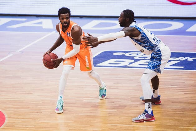 easyCredit BBL 16 Matchday RASTA Vechta vs FRAPORT SKYLINERS, 06 02 2021 Joshua Adam Young RASTA Vechta, 8 , Matt Mobley FRAPORT SKYLINERS, 1 easyCredit BBL 16 Matchday RASTA Vechta vs FRAPORT SKYLINERS on 06 02 2021 in Vechta RASTA Dome , Germany, Copyright: xBEAUTIFULxSPORTS Neddermannx