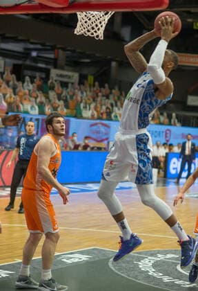 GER, Basketball, RASTA Vechta vs Fraport Skyliners 06 02 2020, RASTA Dome, Vechta, GER, easy Credit BBL, RASTA Vechta vs Fraport Skyliners, in picture Kamari MURPHY Fraport Skyliners 21 Will VORHEES Rasta Vechta 41 nordphotoxRojahn nph00310