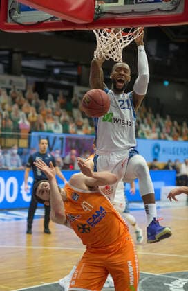 GER, Basketball, RASTA Vechta vs Fraport Skyliners 06 02 2020, RASTA Dome, Vechta, GER, easy Credit BBL, RASTA Vechta vs Fraport Skyliners, in picture Kamari MURPHY Fraport Skyliners 21 Will VORHEES Rasta Vechta 41 nordphotoxRojahn nph00310