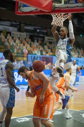 GER, Basketball, RASTA Vechta vs Fraport Skyliners 06 02 2020, RASTA Dome, Vechta, GER, easy Credit BBL, RASTA Vechta vs Fraport Skyliners, in picture Kamari MURPHY Fraport Skyliners 21 Will VORHEES Rasta Vechta 41 nordphotoxRojahn nph00310