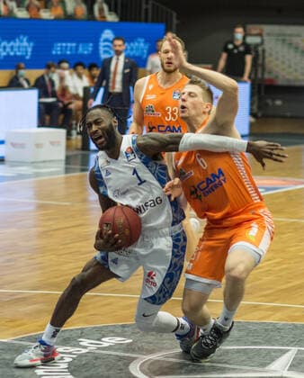 GER, Basketball, RASTA Vechta vs Fraport Skyliners 06 02 2020, RASTA Dome, Vechta, GER, easy Credit BBL, RASTA Vechta vs Fraport Skyliners, in picture Matt MOBLEY Fraport Skyliners 1 Tim HASBARGEN Rasta Vechta 6 nordphotoxRojahn nph00310
