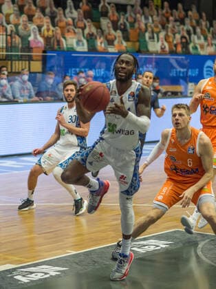 GER, Basketball, RASTA Vechta vs Fraport Skyliners 06 02 2020, RASTA Dome, Vechta, GER, easy Credit BBL, RASTA Vechta vs Fraport Skyliners, in picture Matt MOBLEY Fraport Skyliners 1 Tim HASBARGEN Rasta Vechta 6 nordphotoxRojahn nph00310