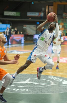 GER, Basketball, RASTA Vechta vs Fraport Skyliners 06 02 2020, RASTA Dome, Vechta, GER, easy Credit BBL, RASTA Vechta vs Fraport Skyliners, pictured falling Matt MOBLEY Fraport Skyliners 1 Stefan PENO Rasta Vechta 4 nordphotoxRojahn nph00310