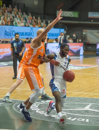 GER, Basketball, RASTA Vechta vs Fraport Skyliners 06 02 2020, RASTA Dome, Vechta, GER, easy Credit BBL, RASTA Vechta vs Fraport Skyliners, in picture Matt MOBLEY Fraport Skyliners 1 Stefan PENO Rasta Vechta 4 nordphotoxRojahn nph00310