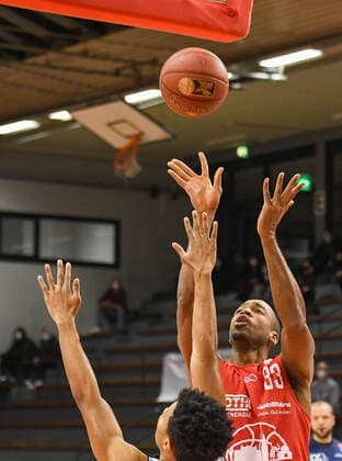 Brandon Thomas Basketball Bundesliga, Basketball Season 2020 2021, 16 Matchday, Germany, easyCredit BBL, Germany, Giessen 46ers, giessen red, men, Jobstairs GIESSEN 46ers Hakro Merlins Crailsheim, men, Crailsheim light blue