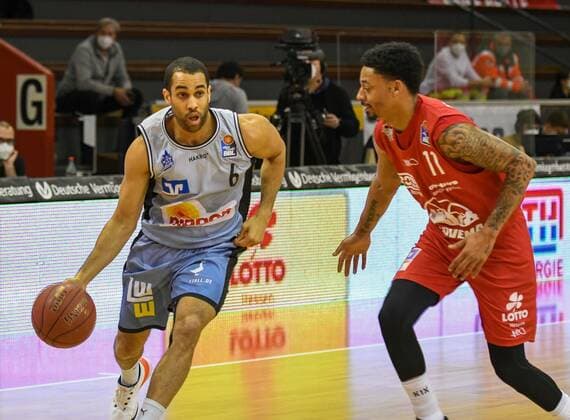 Elias Lasisi, Diante Garrett Basketball Bundesliga, Basketball season 2020 2021, 16 matchday, Germany, easyCredit BBL, Germany, Giessen 46ers, giessen red, men, Jobstairs GIESSEN 46ers Hakro Merlins Crailsheim, men, Crailsheim light blue