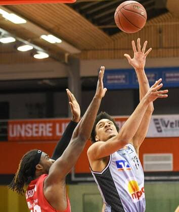 Chad Brown, Jamuni McNeace Basketball Bundesliga, Basketball season 2020 2021, 16 Spieltag, Germany, easyCredit BBL, Germany, Giessen 46ers, giessen red, men, Jobstairs GIESSEN 46ers Hakro Merlins Crailsheim, men, Crailsheim light blue