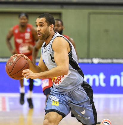 Elias Lasisi Basketball Bundesliga, Basketball Season 2020 2021, 16 Matchday, Germany, easyCredit BBL, Germany, Giessen 46ers, giessen red, men, Jobstairs GIESSEN 46ers Hakro Merlins Crailsheim, men, Crailsheim light blue