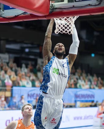 GER, Basketball, RASTA Vechta vs Fraport Skyliners 06 02 2020, RASTA Dome, Vechta, GER, easy Credit BBL, RASTA Vechta vs Fraport Skyliners, in picture Kamari MURPHY Fraport Skyliners 21 Tim HASBARGEN Rasta Vechta 6 nordphotoxRojahn nph00310