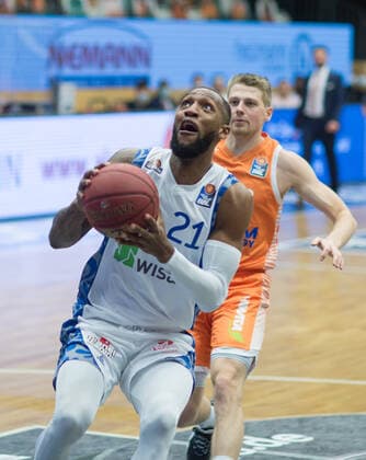GER, Basketball, RASTA Vechta vs Fraport Skyliners 06 02 2020, RASTA Dome, Vechta, GER, easy Credit BBL, RASTA Vechta vs Fraport Skyliners, in picture Kamari MURPHY Fraport Skyliners 21 Tim HASBARGEN Rasta Vechta 6 nordphotoxRojahn nph00310