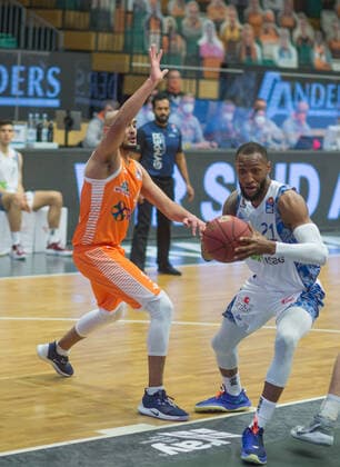 GER, Basketball, RASTA Vechta vs Fraport Skyliners 06 02 2020, RASTA Dome, Vechta, GER, easy Credit BBL, RASTA Vechta vs Fraport Skyliners, in picture Kamari MURPHY Fraport Skyliners 21 Stefan PENO Rasta Vechta 4 nordphotoxRojahn nph00310