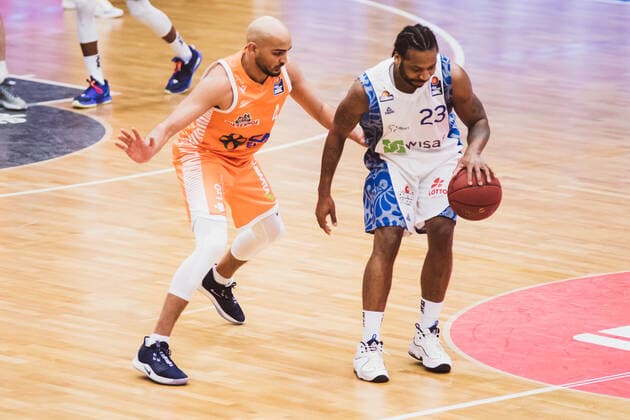 easyCredit BBL 16 Matchday RASTA Vechta vs FRAPORT SKYLINERS, 06 02 2021 Quantez Robertson FRAPORT SKYLINERS, 23 , Stefan Peno RASTA Vechta, 4 easyCredit BBL 16 Matchday RASTA Vechta vs FRAPORT SKYLINERS on 06 02 2021 in Vechta RASTA Dome , Germany, Copyright: xBEAUTIFULxSPORTS Neddermannx