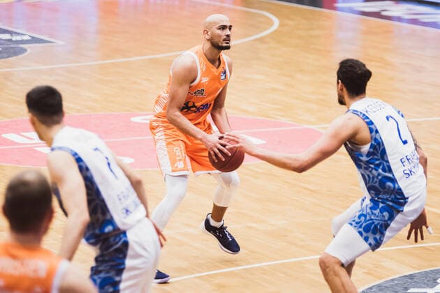 easyCredit BBL 16 Matchday RASTA Vechta vs FRAPORT SKYLINERS, 06 02 2021 Stefan Peno RASTA Vechta, 4 , Michael Karim Kessens FRAPORT SKYLINERS, 2 easyCredit BBL 16 Matchday RASTA Vechta vs FRAPORT SKYLINERS on 06 02 2021 in Vechta RASTA Dome , Germany, Copyright: xBEAUTIFULxSPORTS Neddermannx