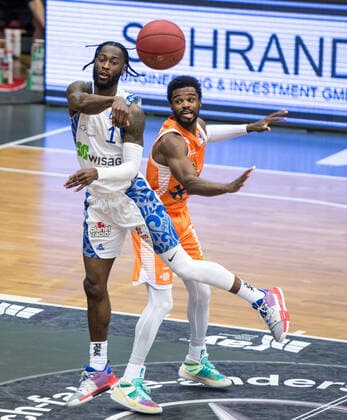 GER, Basketball, RASTA Vechta vs Fraport Skyliners 06 02 2020, RASTA Dome, Vechta, GER, easy Credit BBL, RASTA Vechta vs Fraport Skyliners, in picture Matt MOBLEY Fraport Skyliners 1 Josh YOUNG Rasta Vechta 8 nordphotoxRojahn nph00310