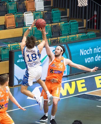GER, Basketball, RASTA Vechta vs Fraport Skyliners 06 02 2020, RASTA Dome, Vechta, GER, easy Credit BBL, RASTA Vechta vs Fraport Skyliners, in picture Joe RAHON Fraport Skyliners 18 Jesse HUNT Rasta Vechta 34 nordphotoxRojahn nph00310