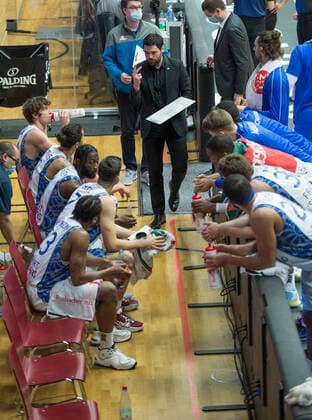GER, Basketball, RASTA Vechta vs Fraport Skyliners 06 02 2020, RASTA Dome, Vechta, GER, easy Credit BBL, RASTA Vechta vs Fraport Skyliners, in picture timeout Frankfurt Sebastian GLEIM Fraport Skyliners Headcoach with the board and the team listening nordphotoxRojahn nph00310