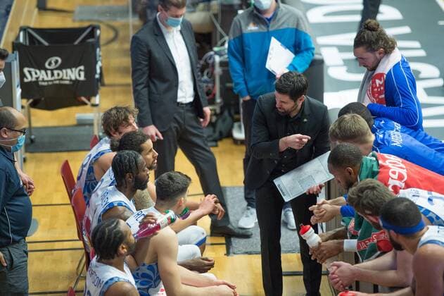 GER, Basketball, RASTA Vechta vs Fraport Skyliners 06 02 2020, RASTA Dome, Vechta, GER, easy Credit BBL, RASTA Vechta vs Fraport Skyliners, in picture timeout Frankfurt Sebastian GLEIM Fraport Skyliners Headcoach with the board and the team listening nordphotoxRojahn nph00310