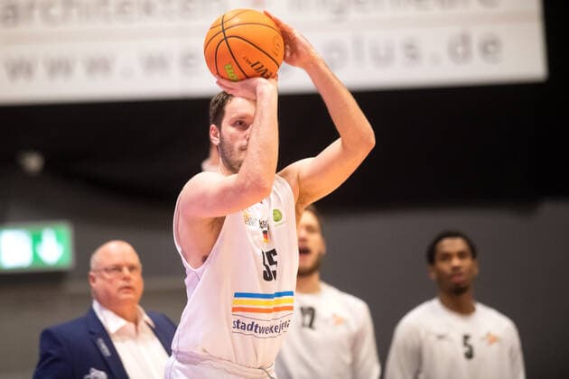 BARMER 2 Basketball Bundesliga ProA Season 2020 2021 Matchday 20 on 06 02 2021 Science City Jena vs Phoenix Hagen Stephan Haukohl Jena at the throw Sparkassen Arena Jena