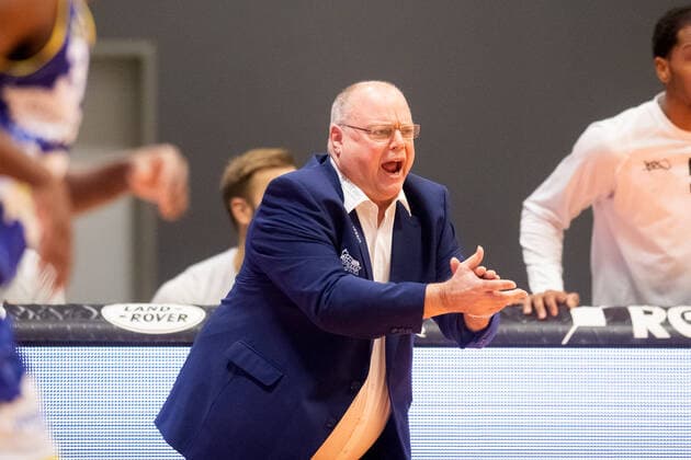 BARMER 2 Basketball Bundesliga ProA Saison 2020 2021 Spieltag 20 am 06 02 2021 Science City Jena vs Phoenix Hagen Coach Steven Clauss Jena cheers on his team, Portrait Sparkassen Arena Jena