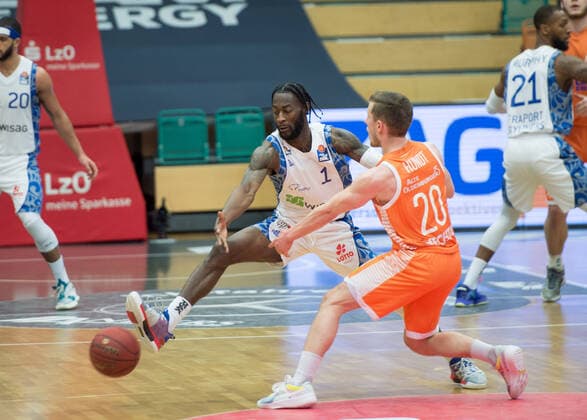 GER, Basketball, RASTA Vechta vs Fraport Skyliners 06 02 2020, RASTA Dome, Vechta, GER, easy Credit BBL, RASTA Vechta vs Fraport Skyliners, in picture Matt MOBLEY Fraport Skyliners 1 Jannes HUNDT Rasta Vechta 20 nordphotoxRojahn nph00310