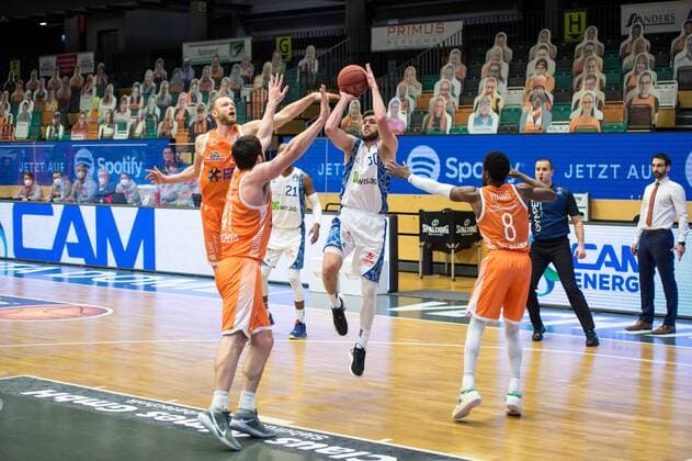 GER, Basketball, RASTA Vechta vs Fraport Skyliners 06 02 2020, RASTA Dome, Vechta, GER, easy Credit BBL, RASTA Vechta vs Fraport Skyliners, in picture Jon Axel GUDMUNDSSON Fraport Skyliners 30 Robin CHRISTEN Rasta Vechta 33 Will VORHEES Rasta Vechta 41 Josh YOUNG Rasta Vechta 8 nordphotoxRojahn nph00310