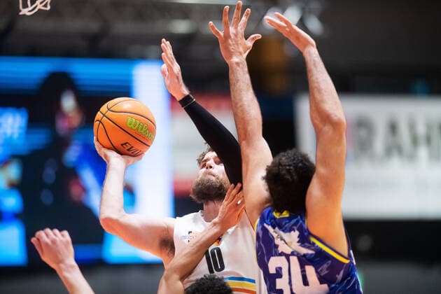 BARMER 2 Basketball Bundesliga ProA Season 2020 2021 Matchday 20 on 06 02 2021 Science City Jena vs Phoenix Hagen center Julius Wolf Jena at the basket against right Javon Baumann Hagen Sparkassen Arena Jena