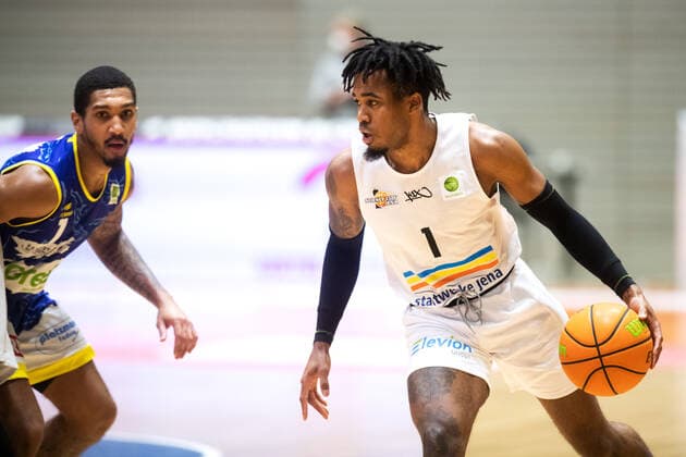 BARMER 2 Basketball Bundesliga ProA Season 2020 2021 Matchday 20 on 06 02 2021 Science City Jena vs Phoenix Hagen right Kasey Jamal Hill Jena on the ball Sparkassen Arena Jena