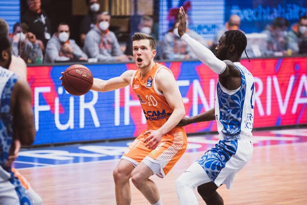 easyCredit BBL 16 Matchday RASTA Vechta vs FRAPORT SKYLINERS, 06 02 2021 Jannes Hundt RASTA Vechta, 20 , Matt Mobley FRAPORT SKYLINERS, 1 easyCredit BBL 16 Matchday RASTA Vechta vs FRAPORT SKYLINERS on 06 02 2021 in Vechta RASTA Dome , Germany, Copyright: xBEAUTIFULxSPORTS Neddermannx