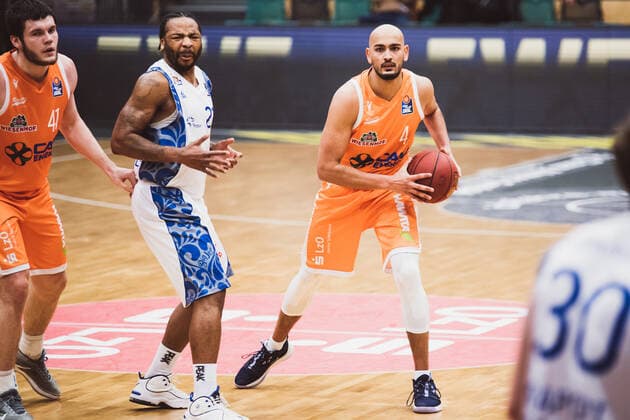 easyCredit BBL 16 Matchday RASTA Vechta vs FRAPORT SKYLINERS, 06 02 2021 Quantez Robertson FRAPORT SKYLINERS, 23 , Stefan Peno RASTA Vechta, 4 easyCredit BBL 16 Matchday RASTA Vechta vs FRAPORT SKYLINERS on 06 02 2021 in Vechta RASTA Dome , Germany, Copyright: xBEAUTIFULxSPORTS Neddermannx