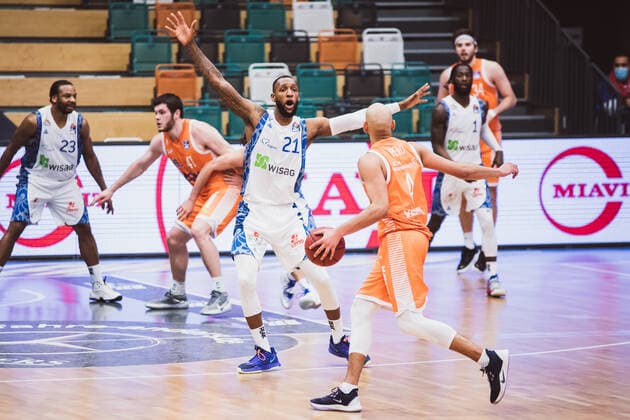 easyCredit BBL 16 Matchday RASTA Vechta vs FRAPORT SKYLINERS, 06 02 2021 Kamari Michael Murphy FRAPORT SKYLINERS, 21 , Stefan Peno RASTA Vechta, 4 easyCredit BBL 16 Matchday RASTA Vechta vs FRAPORT SKYLINERS on 06 02 2021 in Vechta RASTA Dome , Germany, Copyright: xBEAUTIFULxSPORTS Neddermannx