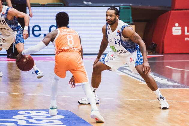 easyCredit BBL 16 Matchday RASTA Vechta vs FRAPORT SKYLINERS, 06 02 2021 Joshua Adam Young RASTA Vechta, 8 , Quantez Robertson FRAPORT SKYLINERS, 23 easyCredit BBL 16 Matchday RASTA Vechta vs FRAPORT SKYLINERS on 06 02 2021 in Vechta RASTA Dome , Germany, Copyright: xBEAUTIFULxSPORTS Neddermannx