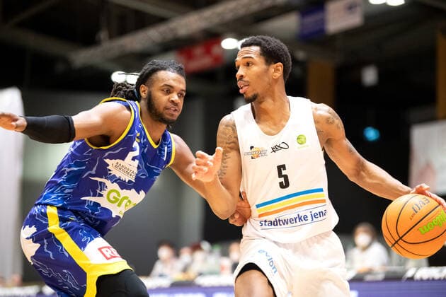 BARMER 2 Basketball Bundesliga ProA Saison 2020 2021 Spieltag 20 am 06 02 2021 Science City Jena vs Phoenix Hagen v re Frederick Zamal Nixon Jena on the ball against Cameron Lamar Delaney Hagen Sparkassen Arena Jena