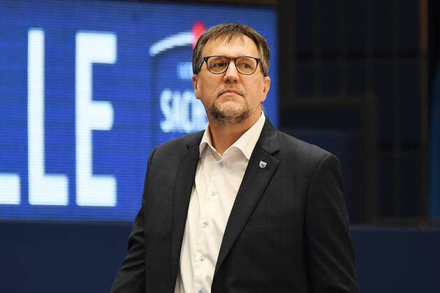 Basketball 1 Bundesliga, season 2020 2021, 17 matchday, Syntainics MBC Weissenfels vs Telekom Baskets Bonn 06 02 2021 Head Coach Silvano Poropat MBC Weissenfels before the match MBC Weissenfels vs Bonn 06 02 2021 Weissenfels Saxony Anhalt Germany Stadthalle Weissenfels.
