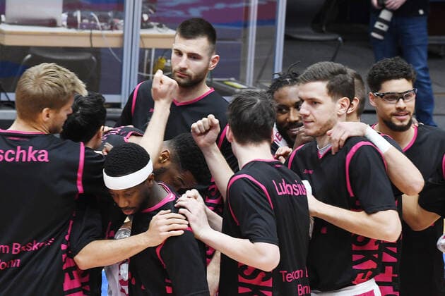 Basketball 1 Bundesliga, season 2020 2021, 17 match day, Syntainics MBC Weißenfels vs Telekom Baskets Bonn 06 02 2021 players circle Telekom Baskets Bonn before the game MBC Weißenfels vs Bonn 06 02 2021 Weißenfels Saxony Anhalt Germany Stadthalle Weißenfels.