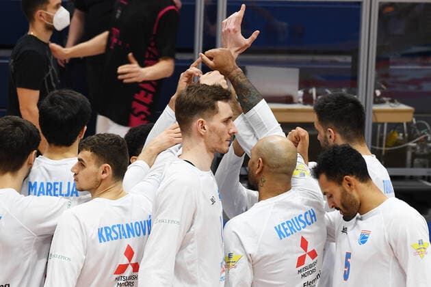 Basketball 1 Bundesliga, Season 2020 2021, 17 Matchday, Syntainics MBC Weissenfels vs Telekom Baskets Bonn 06 02 2021 Circle of players SYNTAINICS MBC Mitteldeutscher Basketball Club Weissenfels before the game MBC Weissenfels vs Bonn 06 02 2021 To see among others Aleksandar Marelja MBC Weissenfels, back number 17 , Marko Krstanovic MBC Weissenfels, back number 6 , Philipp Hartwich MBC Weissenfels, back number 12 , Sergio Kerusch MBC Weissenfels, back number 7 , David Brembly MBC Weissenfels, back number 5 Weissenfels Saxony Anhalt Germany Stadthalle Weissenfels