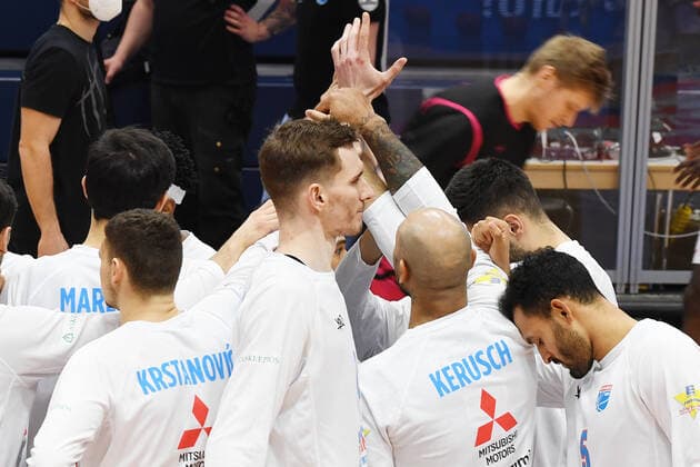 Basketball 1 Bundesliga, Season 2020 2021, 17 Matchday, Syntainics MBC Weissenfels vs Telekom Baskets Bonn 06 02 2021 Circle of players SYNTAINICS MBC Mitteldeutscher Basketball Club Weissenfels before the game MBC Weissenfels vs Bonn 06 02 2021 To see among others Aleksandar Marelja MBC Weissenfels, back number 17 , Marko Krstanovic MBC Weissenfels, back number 6 , Philipp Hartwich MBC Weissenfels, back number 12 , Sergio Kerusch MBC Weissenfels, back number 7 , David Brembly MBC Weissenfels, back number 5 Weissenfels Saxony Anhalt Germany Stadthalle Weissenfels
