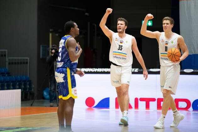 BARMER 2 Basketball Bundesliga ProA Saison 2020 2021 Spieltag 20 am 06 02 2021 Science City Jena vs Phoenix Hagen v re Robin Carl Lodders Jena and Stephan Haukohl Jena cheer after winning an important ball Sparkassen Arena Jena