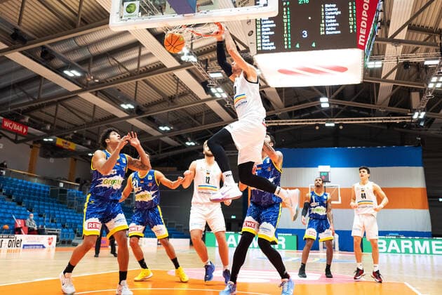 BARMER 2 Basketball Bundesliga ProA Season 2020 2021 Matchday 20 on 06 02 2021 Science City Jena vs Phoenix Hagen center Andrew David Smith Jena with the dunk Sparkassen Arena Jena