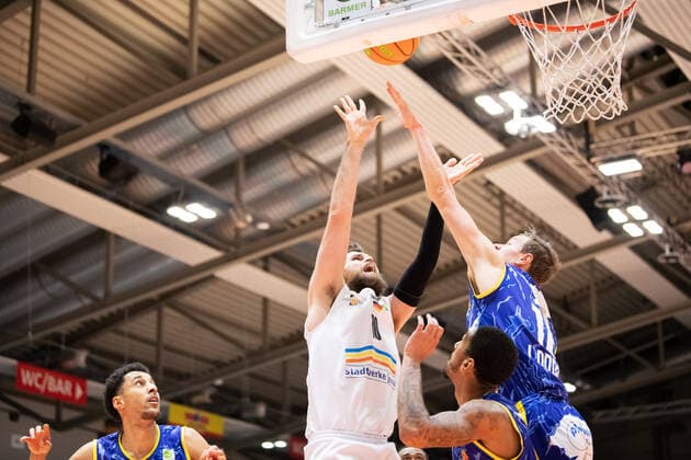 BARMER 2 Basketball Bundesliga ProA Season 2020 2021 Matchday 20 on 06 02 2021 Science City Jena vs Phoenix Hagen Julius Wolf Jena at the basket against Jannik Lodders Hagen Sparkassen Arena Jena
