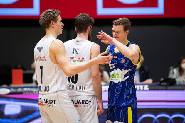 BARMER 2 Basketball Bundesliga ProA Season 2020 2021 Matchday 20 on 06 02 2021 Science City Jena vs Phoenix Hagen v li Robin Carl Lodders Jena claps after the game with his brother Jannik Lodders Hagen off Sparkassen Arena Jena