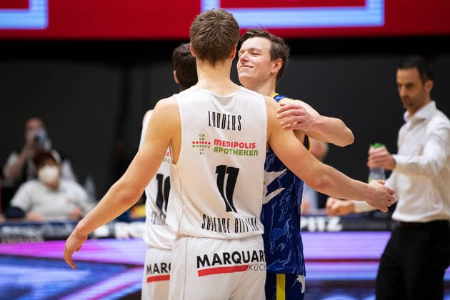 BARMER 2 Basketball Bundesliga ProA Season 2020 2021 Matchday 20 on 06 02 2021 Science City Jena vs Phoenix Hagen v front hug after the game Robin Carl Lodders Jena and his brother Jannik Lodders Hagen Sparkassen Arena Jena