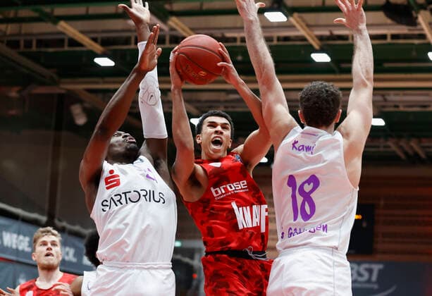 06 02 2021, Basketball, BBL 2020 2021, 16 match day, s Oliver Wuerzburg BG Goettingen, GER, s Oliver Arena in Wuerzburg Picture from left Tai Odiase BG Goettingen , Tyson Ward s Oliver Wuerzburg and Harper Kamp BG Goettingen , Copyright: HMBxMedia xHeikoxBecker
