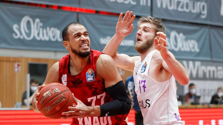 06 02 2021, Basketball, BBL 2020 2021, 16 match day, s Oliver Wuerzburg BG Goettingen, GER, s Oliver Arena in Wuerzburg Picture from left Alex King s Oliver Wuerzburg and Mathis Moenninghoff BG Goettingen , Copyright: HMBxMedia xHeikoxBecker