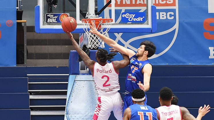 Basketball 1 Bundesliga, Season 2020 2021, 17 Matchday, Syntainics MBC Weissenfels vs Telekom Baskets Bonn 06 02 2021 Duel for the ball at the basket between Aleksandar Marelja MBC Weissenfels, back number 17 re and Xavier Pollard Guard Bonn, back number 2 during the match MBC Weissenfels vs Bonn 06 02 2021 Weissenfels Saxony Anhalt Germany Stadthalle Weissenfels